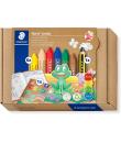 Staedtler Noris Junior Conjunto de Actividades Pack de 6 Ceras de Colores + Lapiz de Grafito Extragrueso + Folleto de Actividade