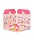 Comansi Sticker House My Melody Tea Room - Incluye Figura - Stickers Lavables - Escenario Adorable - Juego Creativo