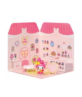 Comansi Sticker House My Melody Tea Room - Incluye Figura - Stickers Lavables - Escenario Adorable - Juego Creativo