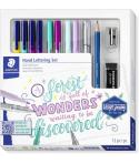 Staedtler Hand Lettering Set Design Journey Pack con 4 Rotuladores Triplus Color, 2 Triplus Fineliner, 2 Triplus Textsurfer, Rot